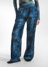BEDRUCKTES GEKNITTERTER SAMTHOSE - MEHRFARBIG - PAINTED BLUE | DEHA