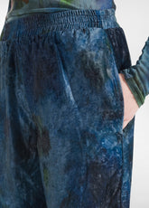 BEDRUCKTES GEKNITTERTER SAMTHOSE - MEHRFARBIG - PAINTED BLUE | DEHA