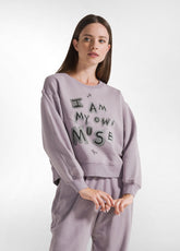 RUNDHALS COMFY SWEATSHIRT MIT AUFDRUCK - LILA - Strickwaren - Outlet | DEHA