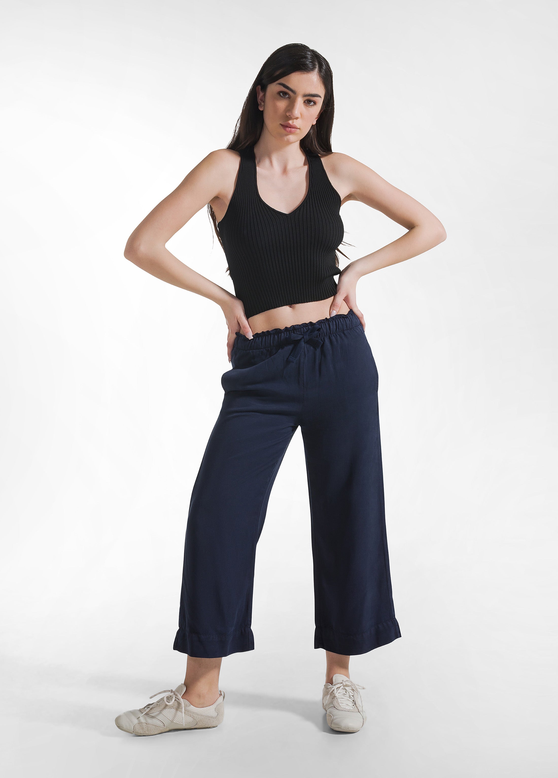 Pantaloni Cropped Futuro Fashion Neri – Slim Con Tasche, Omaggio Cintura Inclusa!