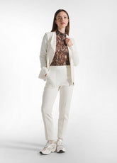 BEDRUCKTES STEHKRAGEN T-SHIRT AUS LYOCELL - BRAUN - LEOPARD BROWN | DEHA