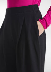 Trainingsanzug aus Sweatshirt mit Rundhalsausschnitt und Hose mit Bundfalten in schwarzem Mailänder Stich - | DEHA