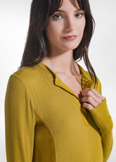 T-SHIRT SERAFINO A MANICA LUNGA IN MISTO CASHMERE VERDE - MUSTARD GREEN | DEHA
