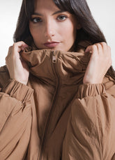 GIUBBOTTO IN NYLON IMBOTTITO CON CAPPUCCIO MARRONE - CAMEL BROWN | DEHA