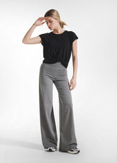 T-SHIRT YOGA CON NODO FRONTALE NERO - BLACK | DEHA