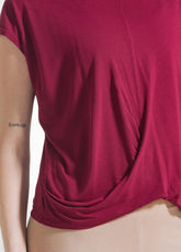 T-SHIRT YOGA CON NODO FRONTALE ROSSO - CHERRY RED | DEHA