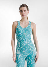 CANOTTA IN MICROFIBRA CON STAMPA ALLOVER BLU - AQUA | DEHA