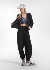 WEITE BOMBERJACKE UND JOGGER-SET AUS VISKOSE IN KNITTEROPTIK SCHWARZ - | DEHA