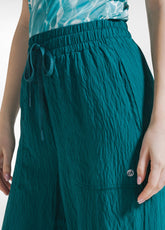 JOGGER AMPI IN VISCOSA EFFETTO STROPICCIATO VERDE | DEHA