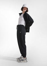 JOGGER PLEATED CON DETTAGLIO IN VISCOSA EFFETTO STROPICCIATO NERO - BLACK | DEHA