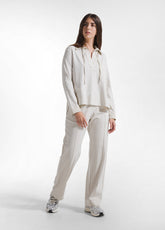 SET AUS SATINIERTEM POLO-SWEATSHIRT UND GERADER HOSE MIT BEIGE-VERLAUFSEFFEKT - | DEHA