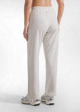 SET AUS SATINIERTEM POLO-SWEATSHIRT UND GERADER HOSE MIT BEIGE-VERLAUFSEFFEKT - | DEHA