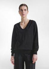 MAGLIA IN SETA CON SCOLLO A V NERO - BLACK | DEHA