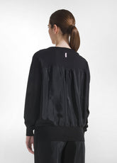 MAGLIA IN SETA CON SCOLLO A V NERO - BLACK | DEHA