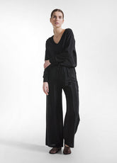 MAGLIA IN SETA CON SCOLLO A V NERO - BLACK | DEHA