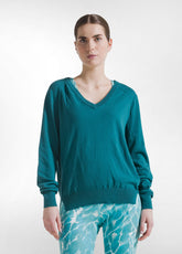 MAGLIA IN SETA CON SCOLLO A V VERDE - PEACOCK GREEN | DEHA