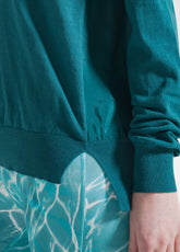 MAGLIA IN SETA CON SCOLLO A V VERDE - PEACOCK GREEN | DEHA