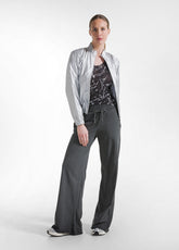 BOMBER CON COLLO ALTO CON DETTAGLI METALLICI GRIGIO - Giacche e Giubbotti | DEHA