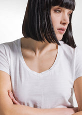 T-SHIRT FLAMMÈ CON SCOLLO A V BIANCO - WHITE | DEHA