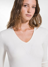 MAGLIA IN LANA A COSTE CON SCOLLO A V BIANCO - SOFT IVORY | DEHA