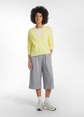 MAGLIONE SCOLLO A V CON PAILLETTES GIALLO - VIBRANT YELLOW | DEHA