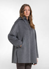 GIACCA LUNGA IN LANA CON CAPPUCCIO E ZIP GRIGIO - GREY | DEHA